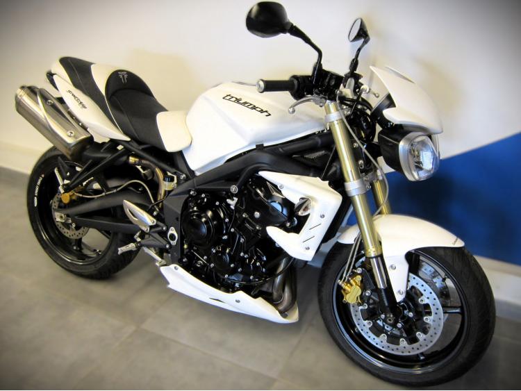 TRIUMPH STREET TRIPLE 675