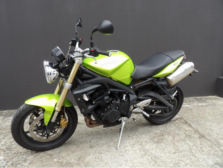 TRIUMPH STREET TRIPLE 675