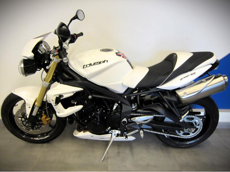 TRIUMPH STREET TRIPLE 675
