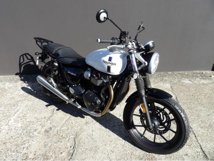 TRIUMPH STREET TWIN  900