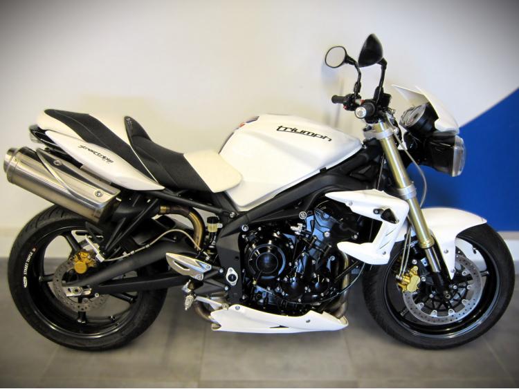 TRIUMPH STREET TRIPLE 675